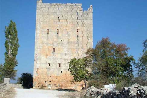 Uzuncaburç Kulesi